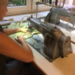 Handarbeit in der Kleidermanufaktur in Hannover. Anette Spitzl an der Nähmaschine.